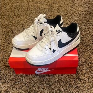 Nike White and Black Sneakers Classic Design